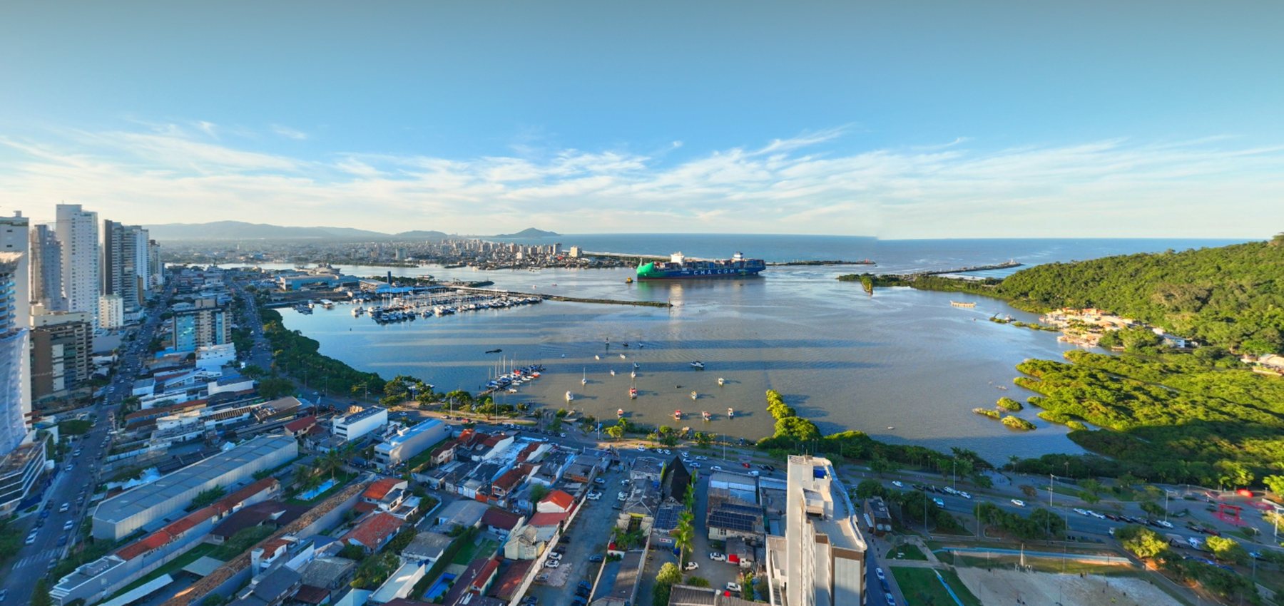 Vista aérea da Beira-Rio de Itajaí, com o rio, o porto e a cidade ao redor